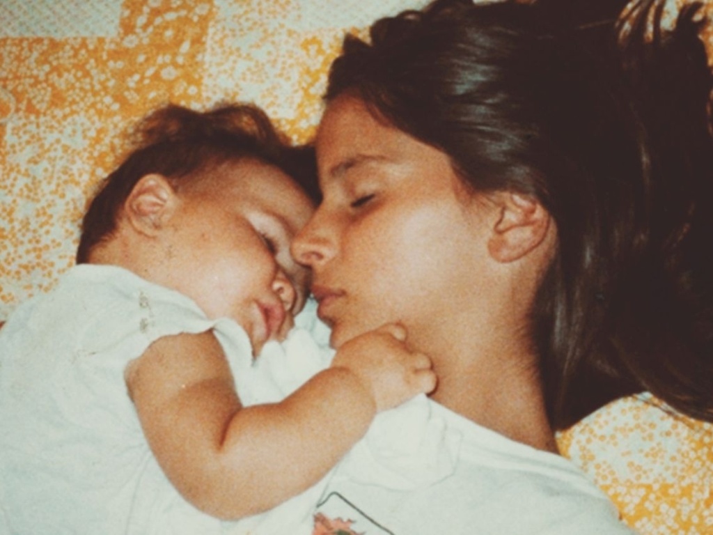 Cena do documentário "Elena", de Petra Costa. A diretora brasileira remonta sua própria história com a irmã, a atriz Elena Andrade, que morreu em 1990 após tentar carreira nos Estados Unidos. Com uma narração em tom de carta para a irmã, Petra traz sua própria versão e a da mãe para relembrar a jovem, que tinha apenas 20 anos ao morrer em Nova York. O longa foi o vencedor do principal prêmio de sua categoria no Festival de Brasília de 2012. Estreia prevista no circuito nacional em 10 de maio - Divulgação / Espaço Filmes