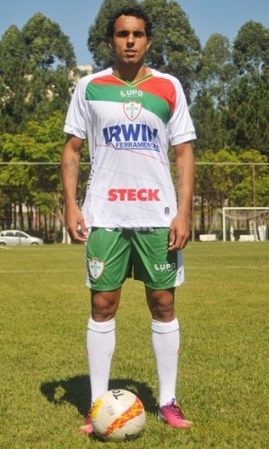 Diogo apresenta o novo uniforme branco da Portuguesa para 2013