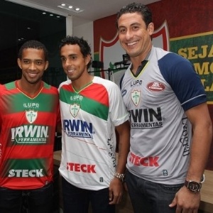 Luis Ricardo, Diogo e Lauro, que foi apresentado como novo reforço, posam com as novas camisas da Portuguesa