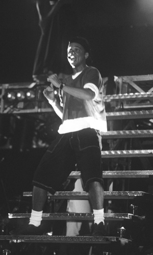 Netinho em 1995 durante show que deu origem ao seu maior sucesso, "Mila"