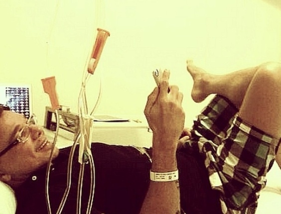 Netinho posta foto do hospital para onde foi após sentir dores na parte traseira da coxa, em abril, antes da operação