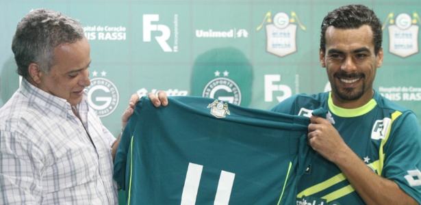Araújo (d) posou com a camisa do Goiás ao lado do diretor Marcelo Segurado - Site oficial do Goiás