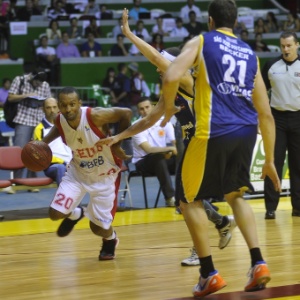 09.abr.2013 - Eric Tatu passa pela marcação de Fúlvio na derrota do Brasília para o São José - Britto Júnior/Divulgação/LNB
