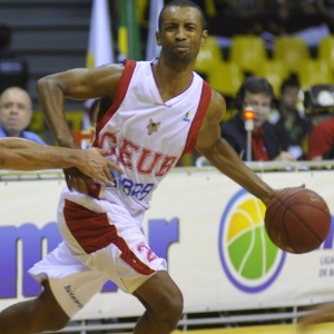 09.abr.2013 - Eric Tatu tenta escapar da marcação de Laws na derrota do Brasília para o São José - Britto Júnior/Divulgação/LNB