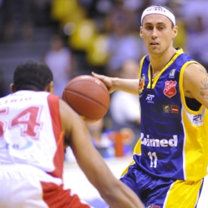 09.abr.2013 - Fúlvio arma ataque do São José na vitória sobre o Brasília - Britto Júnior/Divulgação/LNB