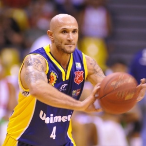 09.abr.2013 - Laws arma o ataque do São José contra o Brasília; norte-americano foi o destaque da partida com 36 pontos - Britto Júnior/Divulgação/LNB