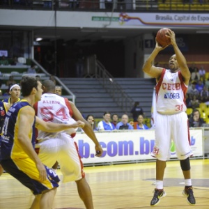09.abr.2013 - Márcio Cipriano arrisca arremesso para o Brasília na derrota para o São José - Britto Júnior/Divulgação/LNB
