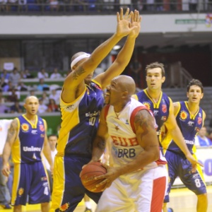 09.abr.2013 - Márcio Cipriano é marcado por Murilo na derrota do Brasília para o São José - Britto Júnior/Divulgação/LNB