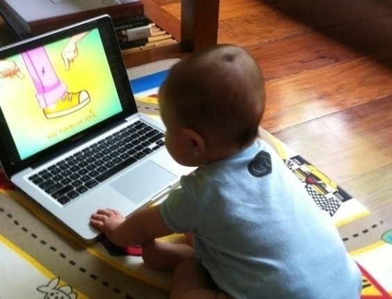 21.set.2012 - Luana Piovani postou uma foto do filho Dom sentado no chão de sua casa