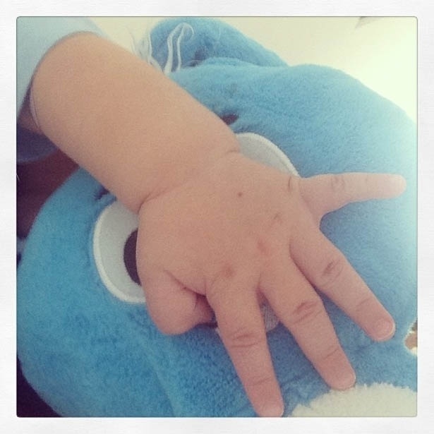 22.abr.2013 - Cláudia Leitte postou uma foto da mãozinho do filho caçula, Rafael
