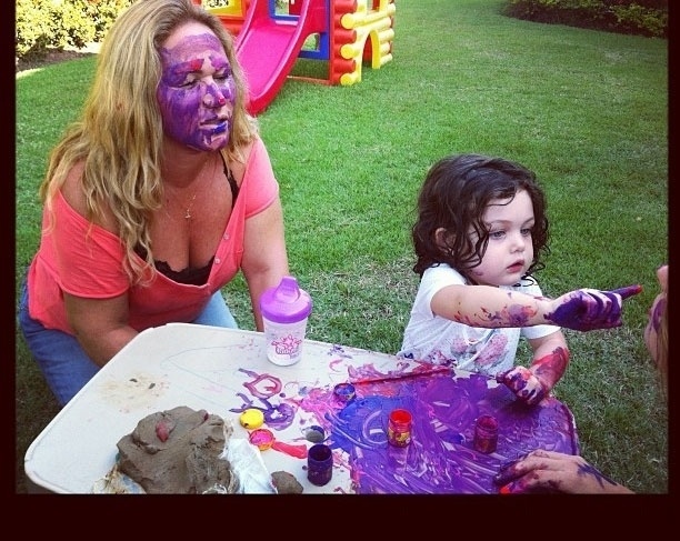 28.out.2012 - Tânia Mara mostrou Maysa pintando com a avó Luiza Tellechea