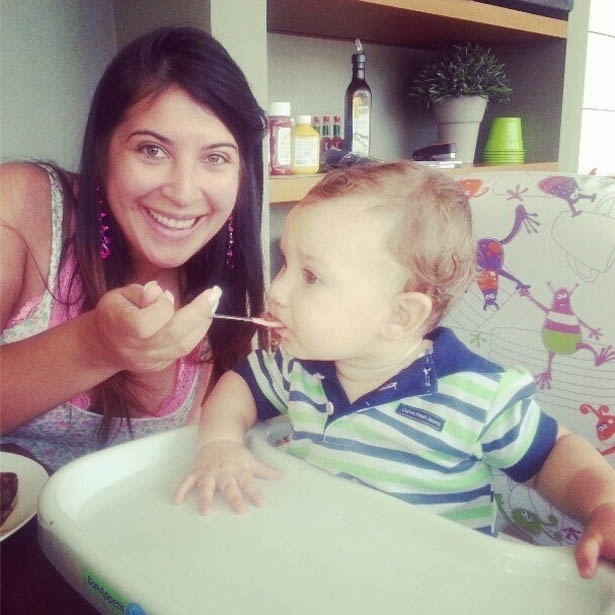2.jan.2013 - A ex-BBB Priscila Pires mostrou uma foto do filho Gabriel almoçando