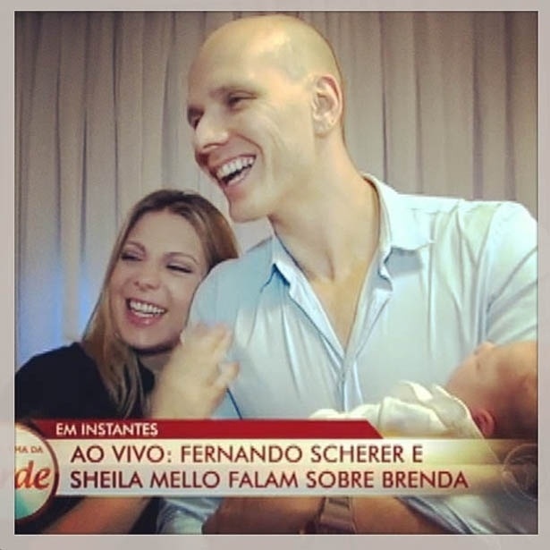 30.abr.2013 - Sheila Mello mostrou uma foto ao lado de Brenda e do marido, Fernando Scherer, no primeiro programa de TV que a menina participou