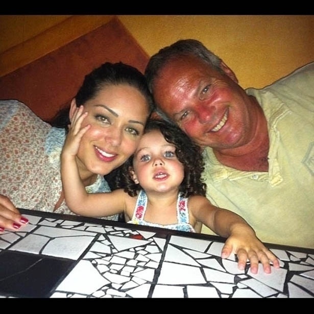 6.dez.2012 - Tânia Mara publicou uma foto ao lado do marido Jayme Monjardim e da filha Maysa