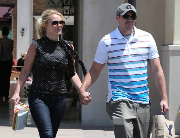 Britney Spears caminha de mãos dadas com o namorado David Lucado 