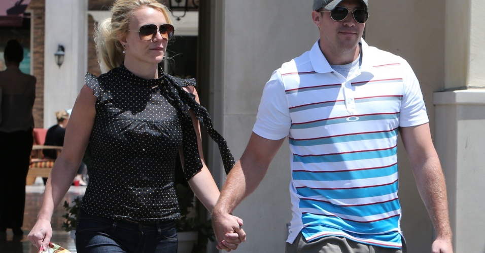 8.mai.2013 - Britney Spears caminha de mãos dadas com o namorado David Lucado após fazer compras em um supermercado