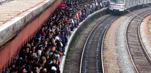 Multidão aguarda os trens na estação Jaraguá da CPTM (Companhia Paulista de Trens Metropolitanos), na zona norte de São Paulo - Marcos Bezerra/Futura Press