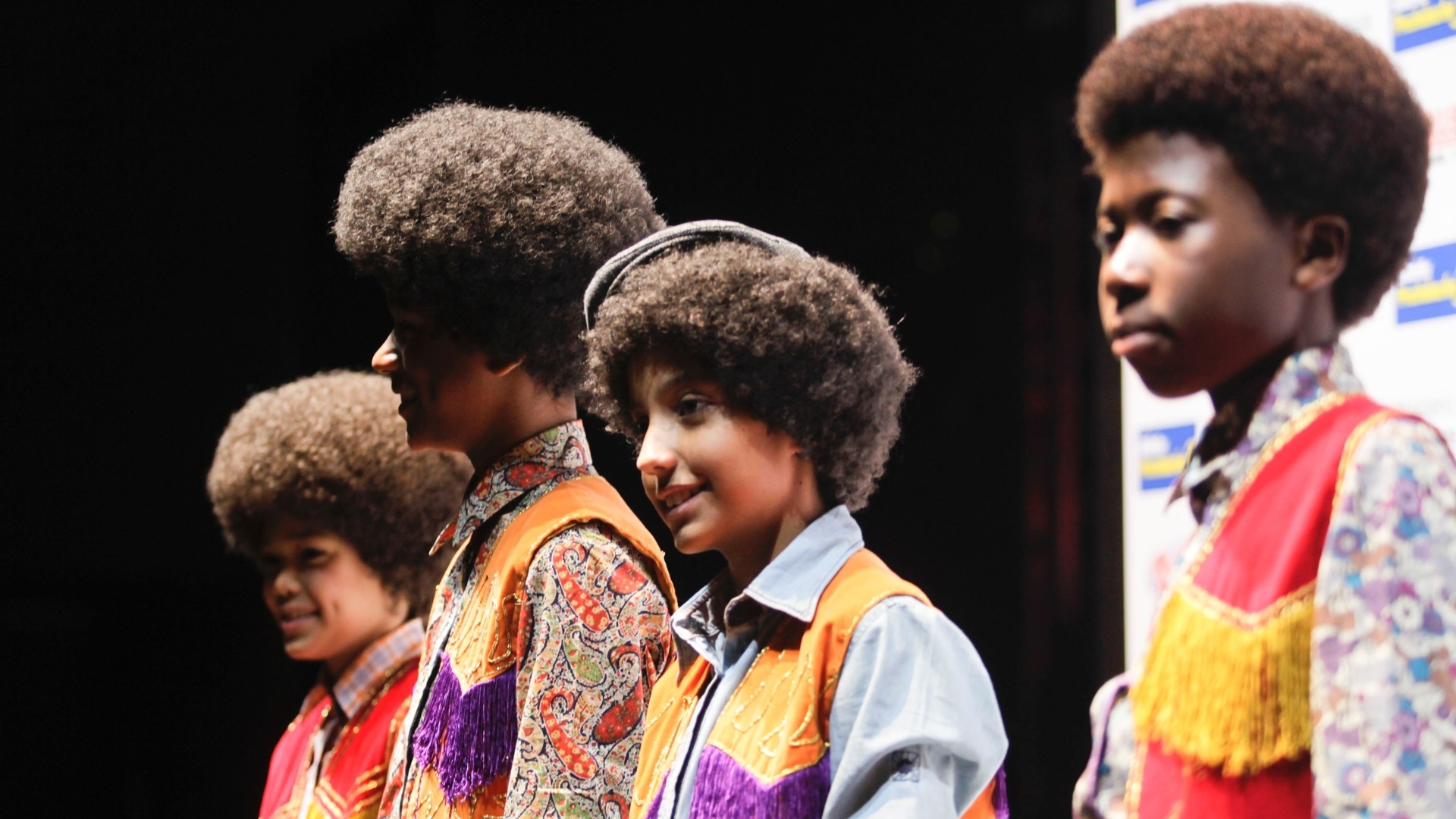 9.mai.2013 - As crianças Pedro Henrique, de 10 anos, Isacque Lopes, de 12 anos, Diego Jimenez, de 12 anos, e Felipe Adetokunbo, de 13 anos, que interpretam músicas como "I'll be There" e "ABC" - Fernando Donasci/UOL