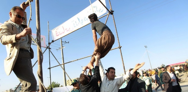 Homem é executado por enforcamento no Irã, em maio de 2013; uso da pena de morte no país está aumentando, denuncia relator das Nações Unidas - AFP/Mehr News