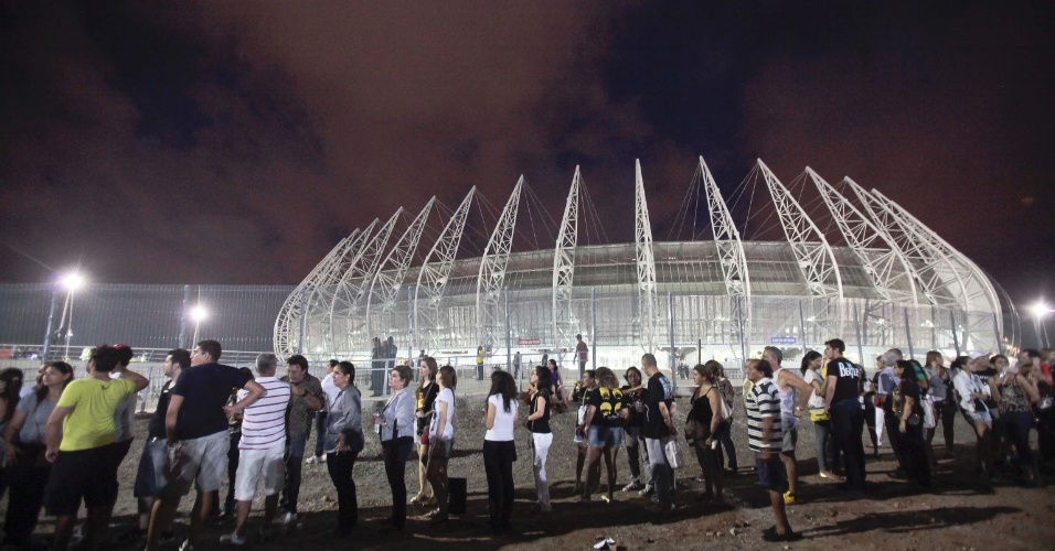 9.mai.2013 - Fãs aguardam abertura dos portões para o último show no Brasil da turnê "Out There" no Estádio Arena Castelão, em Fortaleza. O ex-beatle estreou sua turnê no último dia 4, em Belo Horizonte