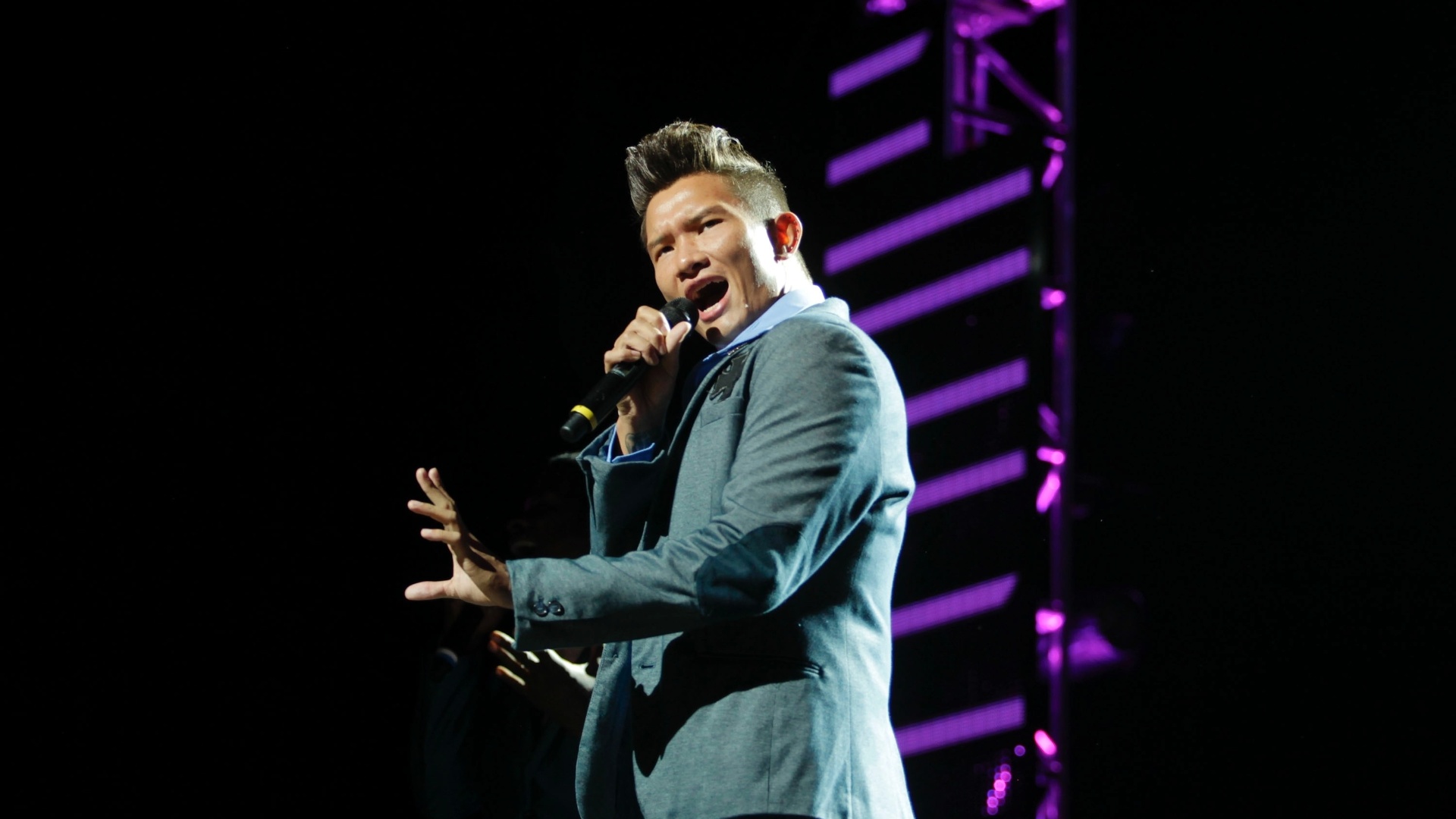 9.mai.2013 - O ator Alexander Ko interpreta "I'll Be There" - Fernando Donasci/UOL