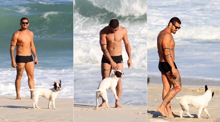 9.mai.2013 - O ex-BBB Yuri brincou com seu cão na praia da Barra da Tijuca, zona oeste do Rio