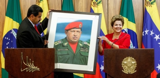 Presidente Dilma Rousseff recebe quadro com imagem do ex-presidente venezuelano Hugo Chávez das mãos do atual ocupante do cargo, Nicolás Maduro - Roberto Stuckert Filho/PR