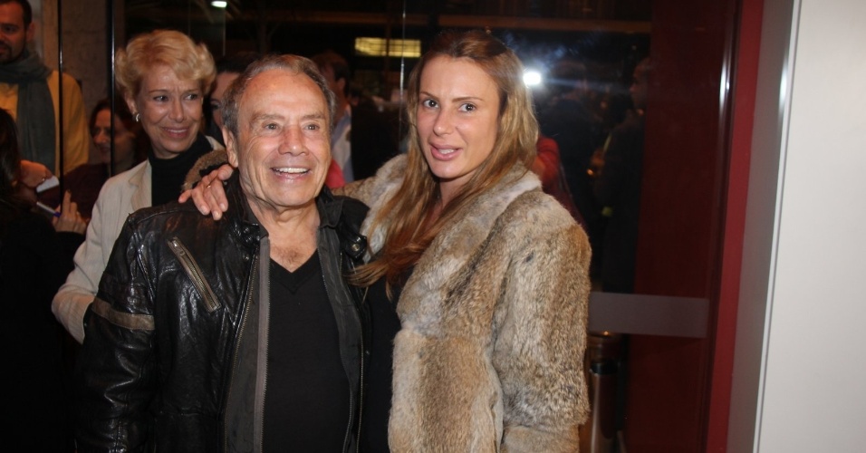 9.mai.2013 - Stenio Garcia e Marilene Saade prestigiaram a estreia para convidados da peça "Vermelho" em um teatro no Rio