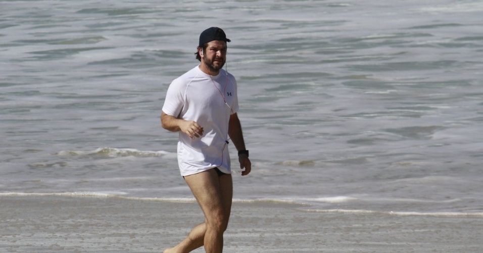 9.mai.2013- Murilo Benício está mesmo disposto recuperar a forma. O ator corre quase que diariamente na praia da Barra da Tijuca, na zona oeste do Rio
