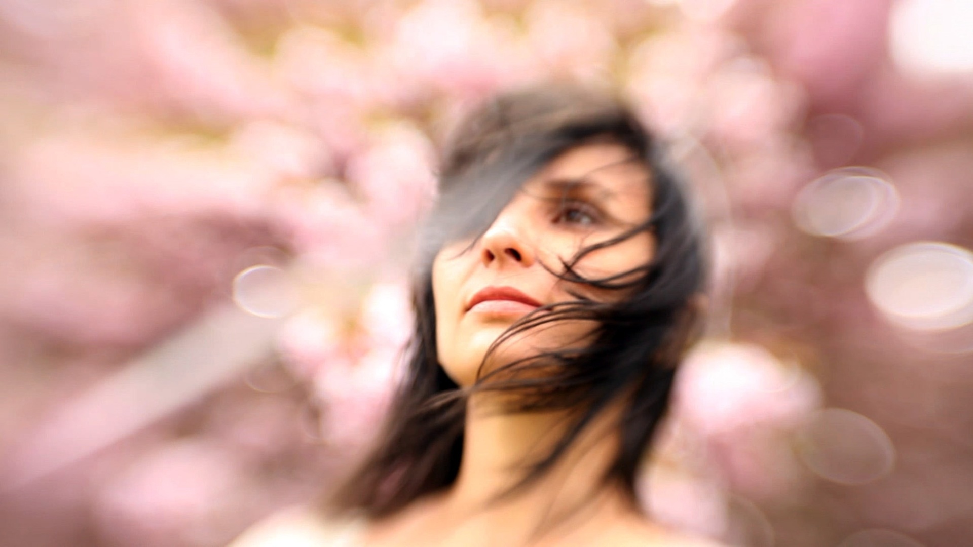 A diretora Petra Costa, irmã de Elena, personagem título de documentário a ser lançado no Brasil em 10 de maio - Divulgação / Espaço Filmes