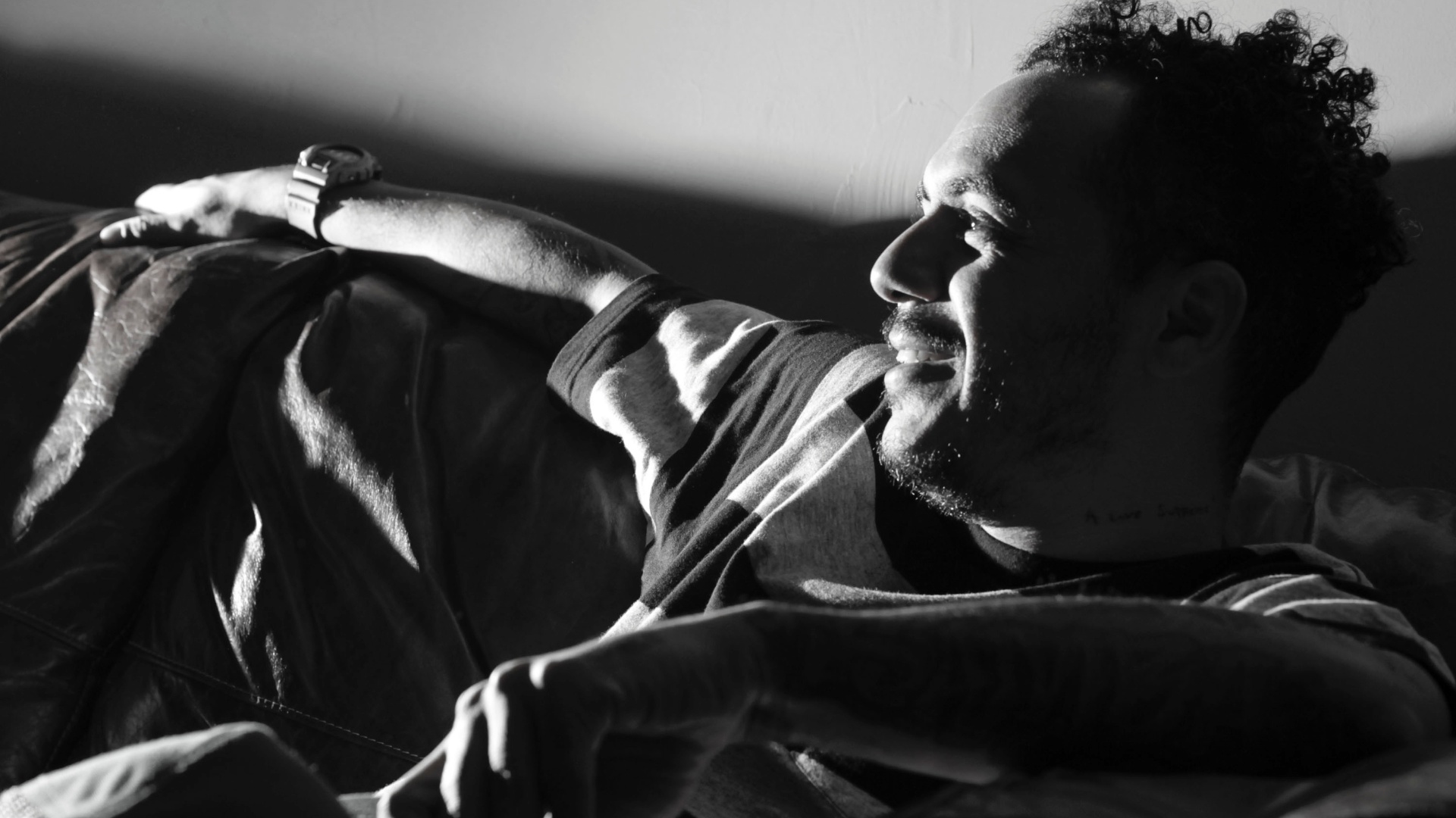 "Acho interessante ele levantar uma discussão sobre isso, eu não tenho conhecimento total pra falar se ele está certo ou está errado, do que está acontecendo. Não ouvi o suficiente pra tirar conclusões. Mas é legal ter essa discussão. Acho que é um pouco 'reaça' demais pra um artista, muito de direita esse discurso. Agora Dilma ou não eu sou contra tudo e todos. - Fernando Donasci/UOL