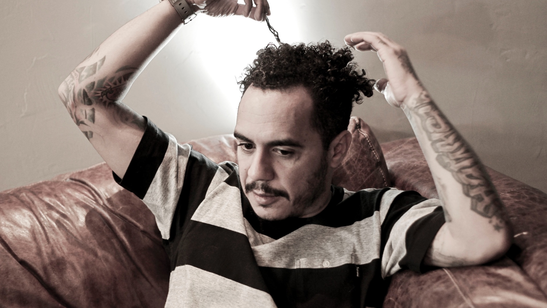 "Acho que hoje eu me divirto mais do que eu me divertia antes. Eu aproveito mais tudo isso do que eu aproveitava antes. Eu gosto disso, de estar fazendo música, trabalhando com isso. Nesse momento é foda porque estou numa ressaca fudida, mas ter isso, poder estar aqui, trabalhar com isso, é tão gratificante e legal pra mim. Nunca tive esse medo de perder, pelo contrário, eu corro muito atrás, quero muito" - Fernando Donasci/UOL