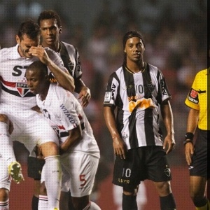 Além de derrotado no jogo de ida das oitavas de final, o São Paulo também teve duas importantes baixas ao longo do jogo. Logo no começo do primeiro tempo, o atacante Aloisio sentiu uma lesão muscular e deixou o gramado do Morumbi chorando. No segundo tempo, o zagueiro Rhodolfo, que entrou após a expulsão de Lúcio, também sentiu uma lesão e teve que deixar o campo - Fernando Donasci/UOL Esporte