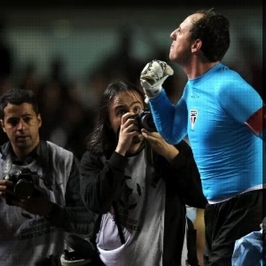 Após a partida, Rogério Ceni confirmou que seria a última Libertadores da carreira e que não queria ser eliminado na primeira fase. O camisa 01 tricolor também rasgou elogios ao time e afirmou que o São Paulo era “o clube da fé” - Reuters/Paulo Whitaker