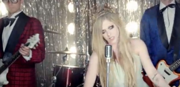Avril Lavigne aparece como a rainha do baile de formatura em novo clipe - Reprodução