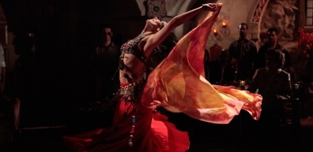 Ayla faz apresentação de dança turca no restaurante de Cyla