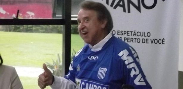 Carlos Villagrán, o Kiko de Chaves, veste a camisa do Goytacaz, time do interior carioca - Gustavo Rangel/Reprodução/Site Oficial do Goytacaz