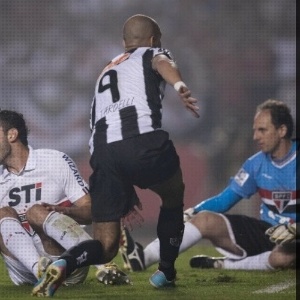 Com um jogador a menos em campo, o São Paulo não conseguiu manter o ritmo de jogo e viu o Atlético-MG crescer de produção. Com gols de Ronaldinho e Diego Tardelli, o clube mineiro virou o jogo e abriu vantagem na disputa pela vaga nas quartas de final  - ricardo Nogueira/Folhapress