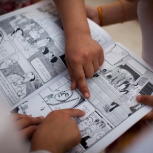 Garotas leem a graphic novel "Budrus", ilustrada pelo coletivo Part - Oren Ziv/Activestills.org