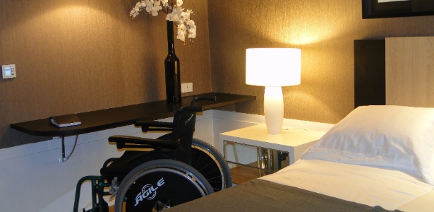No projeto de Robson Gonzales, a bancada com vão livre de 0,73 m permite o encaixe da cadeira de rodas - Divulgação