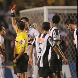No jogo de ida pelas oitavas de final da Libertadores, o São Paulo começou a partida de forma arrasadora e abriu o placar logo no início. No entanto, a situação mudou aos 34 minutos do primeiro. Lúcio fez falta feia em Bernard, levou o segundo amarelo e foi expulso. Com a saída do zagueiro, o time tricolor ficou completamente exposto e o Atlético-MG cresceu  - Fernando Donasci/UOL Esporte
