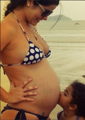 Samara Felippo ganha beijo da primogênita em seu "barrigão" de oito meses