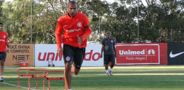 Rodrigo Moledo corre no treino físico, logo após pular por uma série de cavaletes - Carmelito Bifano/UOL