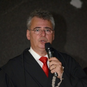 Advogado de defesa, José Fragoso, participa do último dia de julgamento sobre a morte de PC Farias, no fórum de Maceió - Beto Macário/UOL