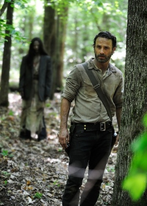 O ator Andrew Lincoln em cena da quarta temporada da série de TV "The Walking Dead", que aborda um apocalipse zumbi - Reprodução/The Wrap