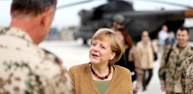 Em maio de 2013, a primeira-ministra alemã, Angela Merkel, visitava a base aérea alemã em Kunduz. Na época, Merkel aproveitou para visitar o monumento dos 53 soldados alemães mortos em solo afegão
