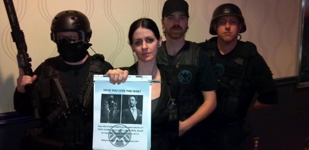 10.mai.2013 - Dublês disfarçados de membros da agência S.H.I.E.L.D. "invadem" sessão de "Homem de Ferro 3" nos EUA - Reprodução / Facebook