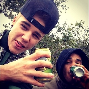 Justin Bieber divulgou uma foto onde aparece bebendo cerveja acompanhado de um amigo. O cantor está em turnê pela África do Sul. "Beers in the jungle" ("Cervejas na selva"), escreveu ele na legenda