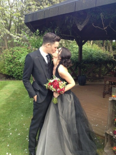 10.mai.2013 - Shenae Grimes usou um vestido preto em seu casamento com o músico Josh Beech, em Londres