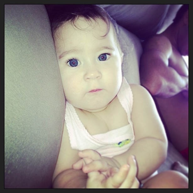 13.dez.2012 - Perlla publicou uma foto de close de sua filha Pérola